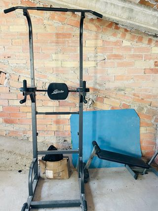 Barra de dominadas y banco de gimnasio