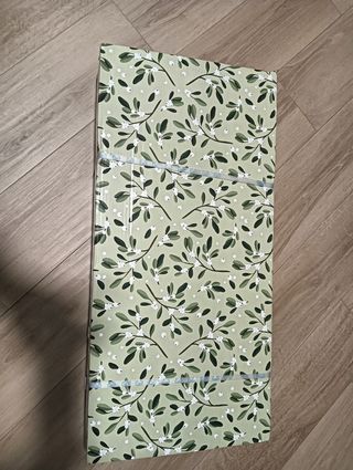 Cesta de Navidad verde con ramas