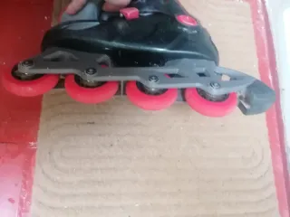 Patines en línea con ruedas rojas