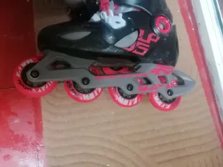 Patines en línea con ruedas rojas