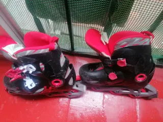 Patines en línea con ruedas rojas