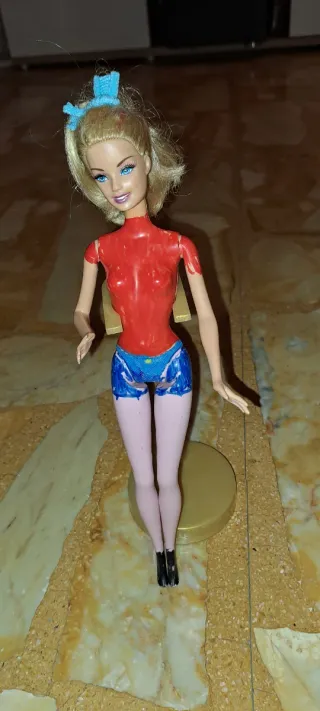 Barbie con top rosso e shorts dipinti