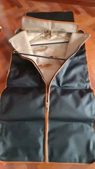 Portatrajes de viaje negro y marrón