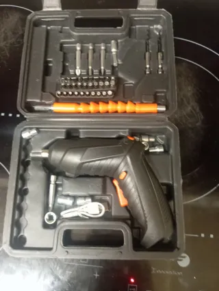 Atornillador a batería con accesorios