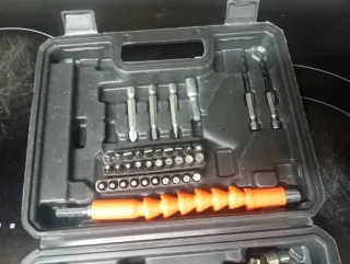 Atornillador a batería con accesorios