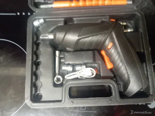 Atornillador a batería con accesorios