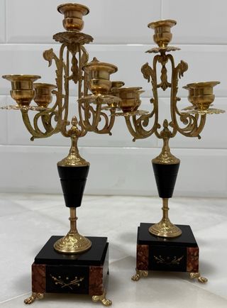 Par de candelabros dorados con base de mármol