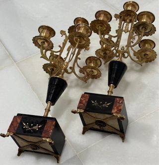 Par de candelabros dorados con base de mármol