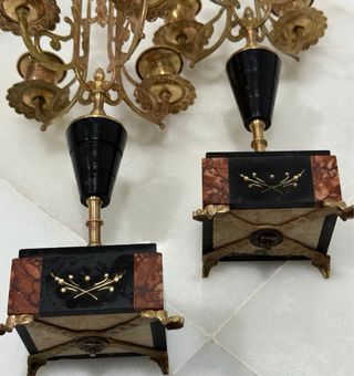 Par de candelabros dorados con base de mármol