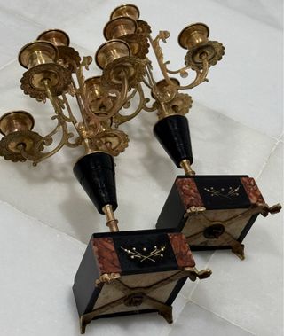Par de candelabros dorados con base de mármol