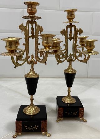 Par de candelabros dorados con base de mármol
