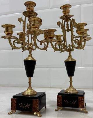 Par de candelabros dorados con base de mármol