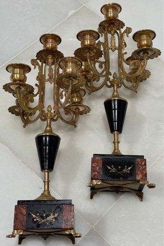 Par de candelabros dorados con base de mármol