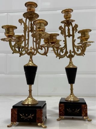 Par de candelabros dorados con base de mármol