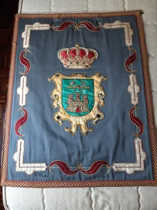 Repostero bordado con escudo y corona