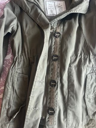 Chaqueta verde con capucha y pelo