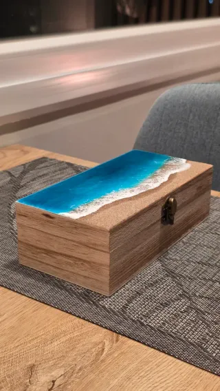 Cajita de madera con mar de resina