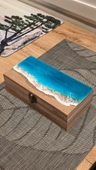 Cajita de madera con mar de resina