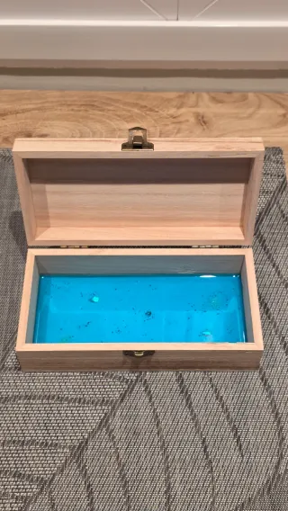 Cajita de madera con mar de resina