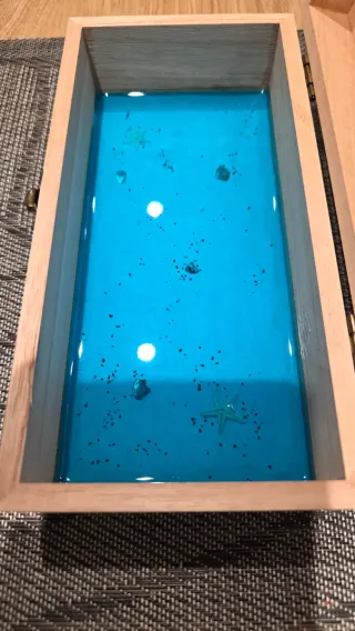 Cajita de madera con mar de resina