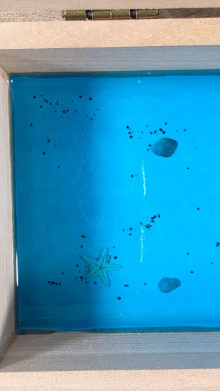 Cajita de madera con mar de resina