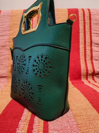 Borsetta verde con manico oro e tracolla nuova