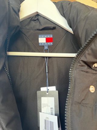 Chaqueta Tommy Jeans Negra Plumas