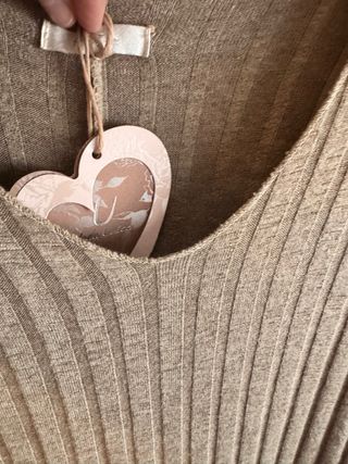 Vestito in maglia a coste color cammello