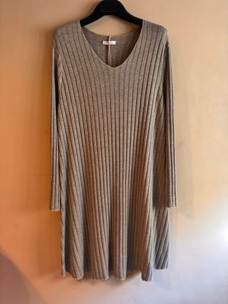 Vestito in maglia a coste color cammello