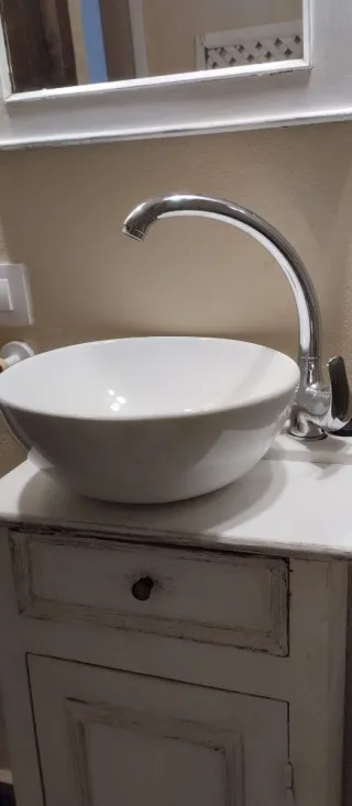 Mueble de baño blanco , lavabo y grifo