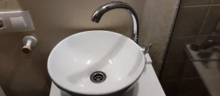 Mueble de baño blanco , lavabo y grifo