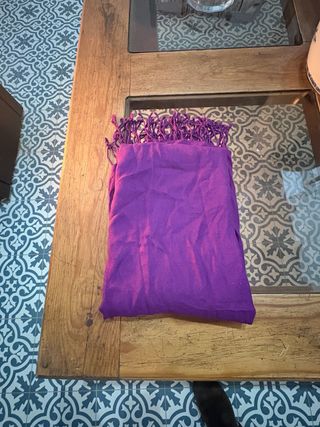 Pañuelo/bufanda morado con flecos