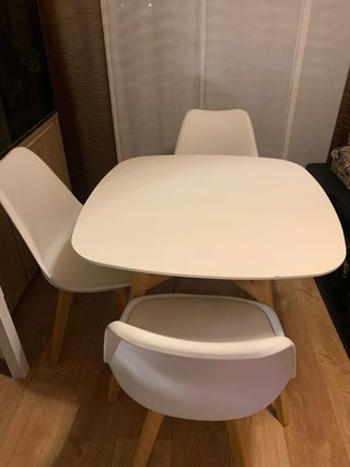 Mesa Nórdica y 4 Sillas Blancas