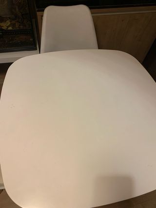 Mesa Nórdica y 4 Sillas Blancas