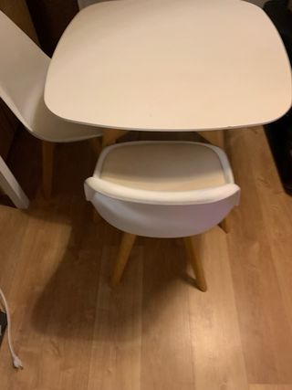 Mesa Nórdica y 4 Sillas Blancas