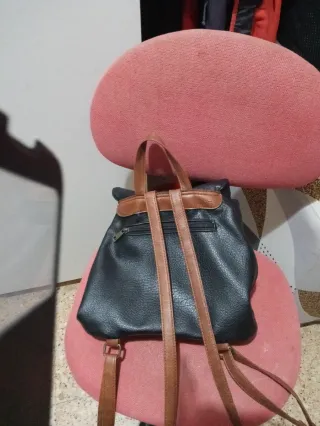 Mochila negra y marrón