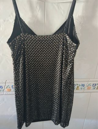 Vestido negro con tachuelas plateadas