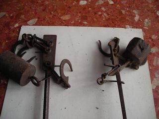 Lotto di due antiche bilance romane