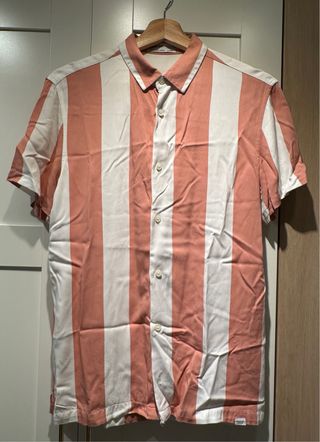 Camisa rayas salmón manga corta.