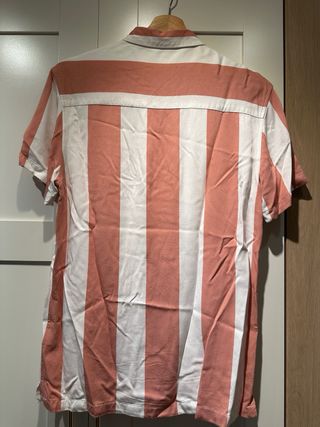 Camisa rayas salmón manga corta.