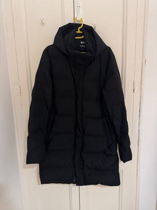 Abrigo plumífero Uniqlo hombre largo negro