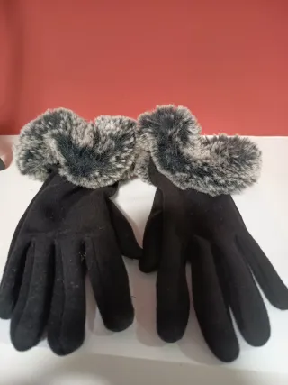 Guanti neri con pelliccia grigia