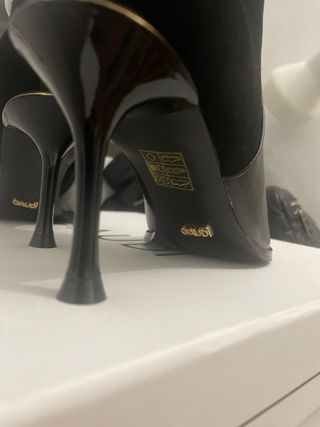 Botines Gaudi ante negro con hebilla dorada.