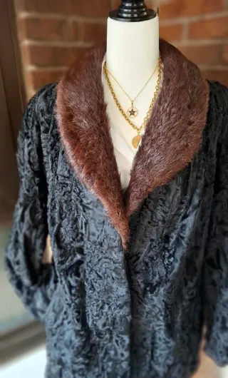 Abrigo piel astracán negro cuello pelo