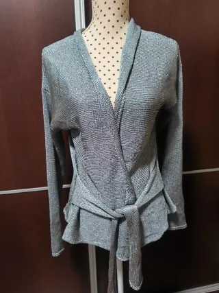Chaqueta cruzada plateada con cinturón
