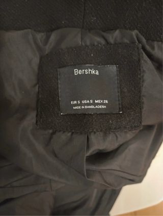 Abrigo Bershka negro