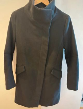 Abrigo Bershka negro