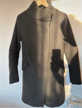 Abrigo Bershka negro