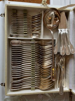 Antico set di posate argentate con scatola