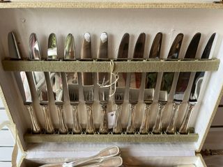 Antico set di posate argentate con scatola